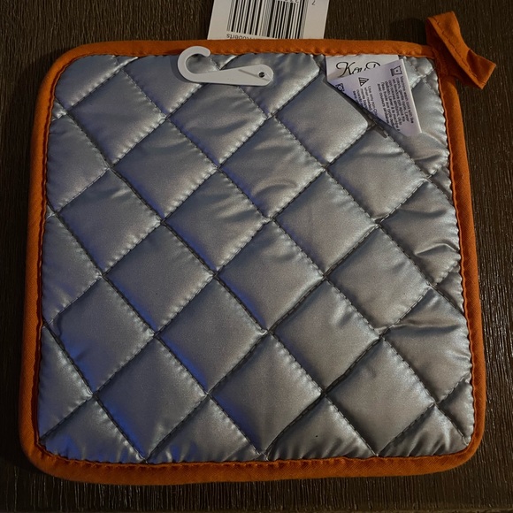 NWT - Chili Peppers Kay Dee Design - 3 kitchen towels and 1 pot holder - Picture 5 of 6